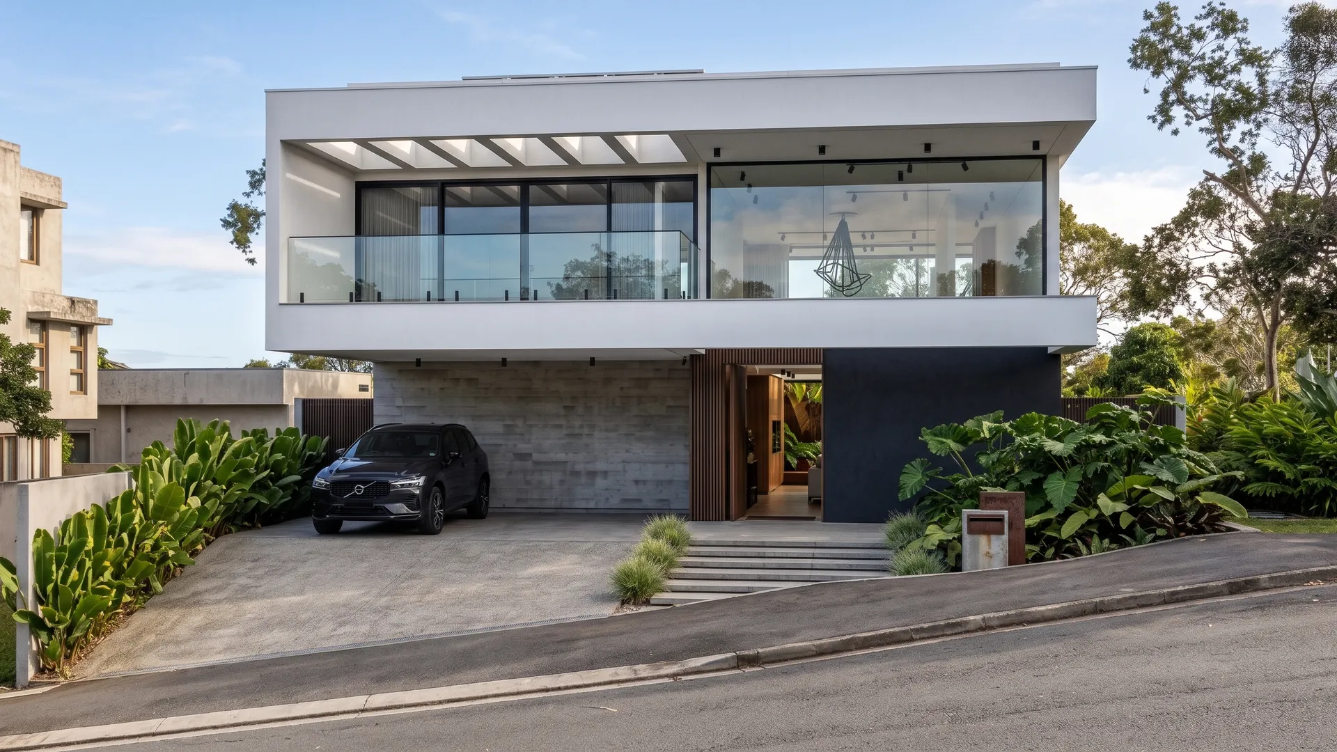 Render fotorrealista da casa no fim da tarde, com vidro, concreto, ripado de madeira e jardim tropical